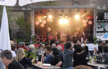 LiveMusik  auf Bühne im Klosterhof | © Stadt Maulbronn