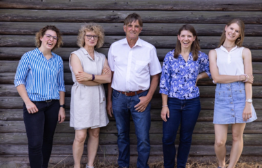 Das Bild zeigt 5 Personen vom Weingut Walz.