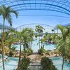 Poollandschaft mit Palmen