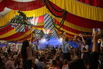 Feiernde in einem Festzelt | © Touristikgemeinschaft Hohenlohe e. V.  | Foto Linke GmbH