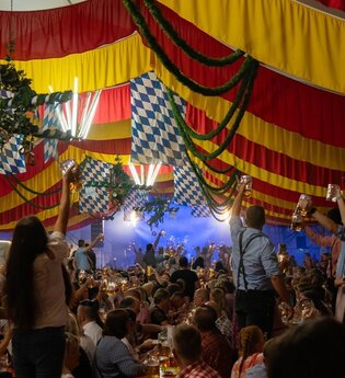Feiernde in einem Festzelt | © Touristikgemeinschaft Hohenlohe e. V.  | Foto Linke GmbH