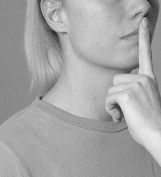 Fragendes weibliches Gesicht
