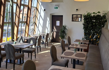 Das Restaurant hat einen luftigen und sonnigen Charakter | © Touristikgemeinschaft Hohenlohe e. V.  | Hoftheater Öhringen, Michael Wendler