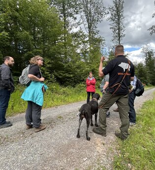 Jäger erklärt Gruppe etwas zum Wildschwein | © Naturpark Neckartal-Odenwald e.V.