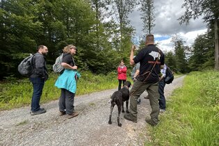 Jäger erklärt Gruppe etwas zum Wildschwein | © Naturpark Neckartal-Odenwald e.V.