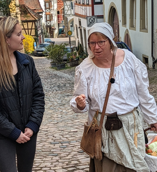 Erenestine Küchenamgd auf Rundgag in der Langgasse | © Stadt Bad Wimpfen