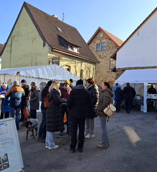 Menschen vor Zelten auf dem Festplatz
