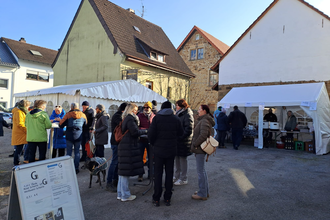 Menschen vor Zelten auf dem Festplatz