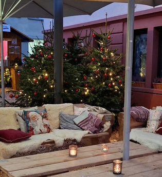 Die Künzelsauer Winterlounge mit gemütlichen Loungemöbeln und weihnachtlicher Dekoration | © Touristikgemeinschaft Hohenlohe e.V. | KÜN aktiv e.V.