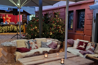 Die Künzelsauer Winterlounge mit gemütlichen Loungemöbeln und weihnachtlicher Dekoration | © Touristikgemeinschaft Hohenlohe e.V. | KÜN aktiv e.V.