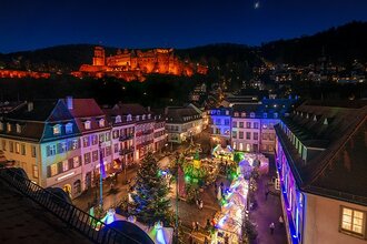 Bunte Weihnachtsbeleuchtung in einer Altstadt mit beleuchteten Häusern und einem Weihnachtsbaum. | © Heidelberg Marketing GmbH/Tobias Schwerdt