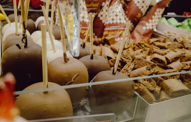 Schokoäpfel und weitere Süßigkeiten werden am Stand verkauft.