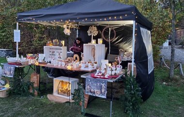Verkaufsstand auf dem Markt mit Dekoartikeln