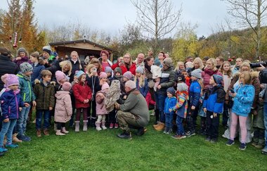 Kinder bestaunen die Eule