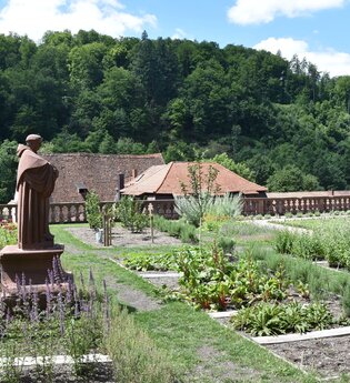 Wir haben einen wunderschönen Platz im Garten...! | © Kloster Bronnbach