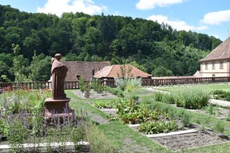 Wir haben einen wunderschönen Platz im Garten...! | © Kloster Bronnbach