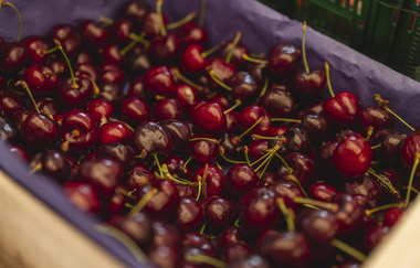 Saftige Kirschen in einem Korb | © PHILIPPREINHARD.COM