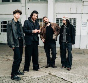 Band Yara steht vor einer Lagerhalle, alle 4 Bandmitglieder sind zu sehen | © Kulturforum Brackenheim e. V.