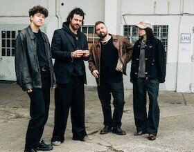 Band Yara steht vor einer Lagerhalle, alle 4 Bandmitglieder sind zu sehen | © Kulturforum Brackenheim e. V.