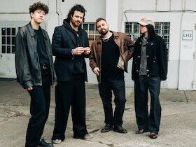 Band Yara steht vor einer Lagerhalle, alle 4 Bandmitglieder sind zu sehen | © Kulturforum Brackenheim e. V.