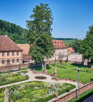 Yin Yoga am Abend: Eine meditative Yogapraxis um ganz bei mir anzukommen | © TOURISMUS REGION WERTHEIM GmbH