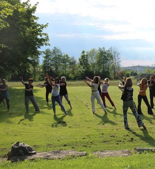 Yoga Festival Wirthshof Markdorf Bodensee Spendenaktion Weltyogatag Nia Dance Fitness Sportplatz | © Wirthshof GmbH