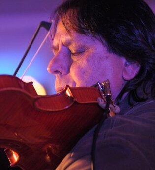 Zipflo Reinhardt in Concert: ein herausragender Jazzgeiger mit kongenialer Begleitung