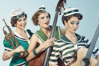 Drei Frauen in maritimen Outfits mit Musikinstrumenten. | © Stadtverwaltung Vaihingen an der Enz