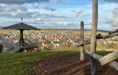 Aussichtsplattform, Rastplatz und Klettergarten oberhalb von Assamstadt. Beliebter Treffpunkt und Aussichtsplatz. | © Heimat & Kultur e.V. Assamstadt