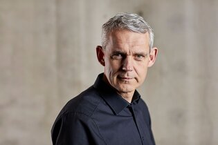 Heino Falcke ist Professor für Astropartikelphysik und Radioastronomie an der Radboud-Universität Nijmegen und Mitglied des Teams, das 2019 das erste Bild eines Schwarzen Lochs aufnahm. Mit seinen Büchern und Vorträgen begeistert er ein breites Publikum f | © copyright: Heino Falke
