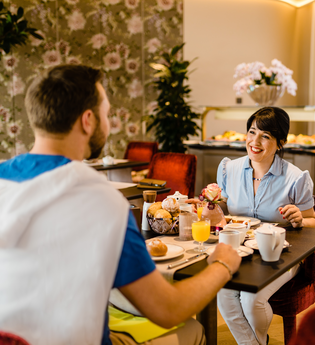 Pärchen beim Frühstuck | Hotel Neues Tor Bad Wimpfen | HeilbronnerLand | © Hotel Neues Tor Bad Wimpfen