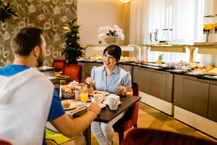 Pärchen beim Frühstuck | Hotel Neues Tor Bad Wimpfen | HeilbronnerLand | © Hotel Neues Tor Bad Wimpfen