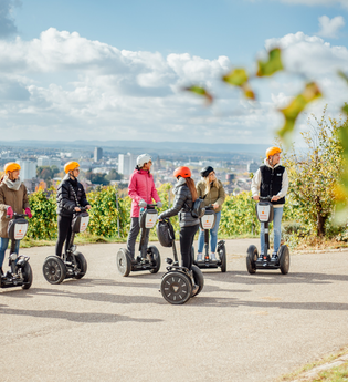 7 Personen auf Segways auf dem Wartberg mit Panoramablick auf Heilbronn | © Götzmotion