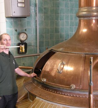 Braumeister beim Bier brauen I Bad Rappenau I Häffner Bräu | © Häffner Bräu