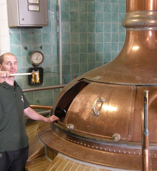 Braumeister beim Bier brauen I Bad Rappenau I Häffner Bräu | © Häffner Bräu