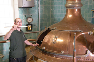 Braumeister beim Bier brauen I Bad Rappenau I Häffner Bräu | © Häffner Bräu