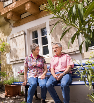 Paar macht eine Pause auf Bank in der historischen  Altstadt | © Stadt Bad Wimpfen