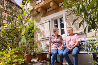 Paar macht eine Pause auf Bank in der historischen  Altstadt | © Stadt Bad Wimpfen