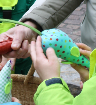 Kinder holen Stoffmäuse aus einem Korb | © Stadt Bad Wimpfen