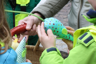 Kinder holen Stoffmäuse aus einem Korb | © Stadt Bad Wimpfen