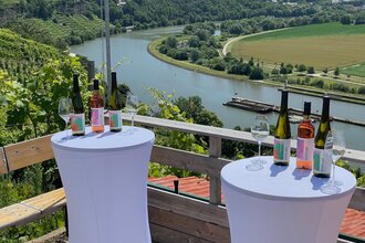 Aussicht am Weinberghaus über dem Neckar mit Stehtischen und Wein | © Eduard Neukamm