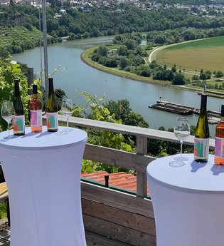 Aussicht am Weinberghaus über dem Neckar mit Stehtischen und Wein | © Eduard Neukamm
