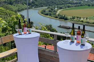 Aussicht am Weinberghaus über dem Neckar mit Stehtischen und Wein | © Eduard Neukamm
