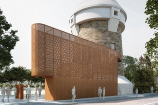 Das Bild zeigt einen Turm mit Naturstein verkleideten Außenwänden und hellgrauer Spitze und Unterteil. Neben dem Turm steht eine schmale, braune Stahlkonstruktion. Auf der Straße davor und dem Platz dahinter sind weiße, menschenähnliche Figuren  und Bäume