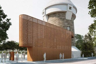 Das Bild zeigt einen Turm mit Naturstein verkleideten Außenwänden und hellgrauer Spitze und Unterteil. Neben dem Turm steht eine schmale, braune Stahlkonstruktion. Auf der Straße davor und dem Platz dahinter sind weiße, menschenähnliche Figuren  und Bäume