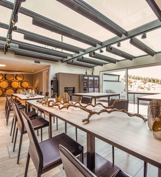 Blick in den Probierraum des Weinguts Eberbach-Schäfer mit einer langen Tafel. | © Privatweingut Eberbach-Schäfer