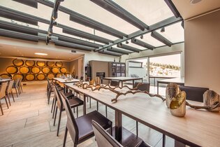 Blick in den Probierraum des Weinguts Eberbach-Schäfer mit einer langen Tafel. | © Privatweingut Eberbach-Schäfer