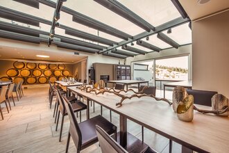 Blick in den Probierraum des Weinguts Eberbach-Schäfer mit einer langen Tafel. | © Privatweingut Eberbach-Schäfer