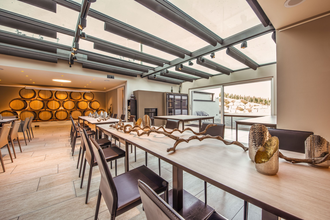 Blick in den Probierraum des Weinguts Eberbach-Schäfer mit einer langen Tafel. | © Privatweingut Eberbach-Schäfer