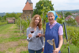 Die Wengerterfrauen Berta und Bianca treffen sich